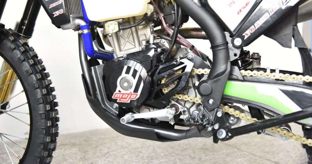 4 stroke dirt bike engine on dirt bike