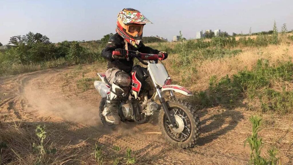 Dirt bike riding performance 250cc
